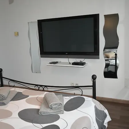 Classée 4 étoiles Avec Piscine Et Boulodrome * Canet (Herault)