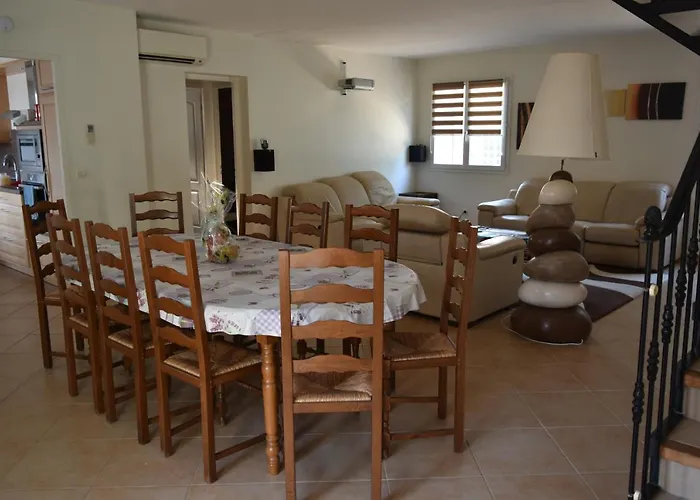 Classée 4 étoiles Avec Piscine Et Boulodrome Canet (Herault)